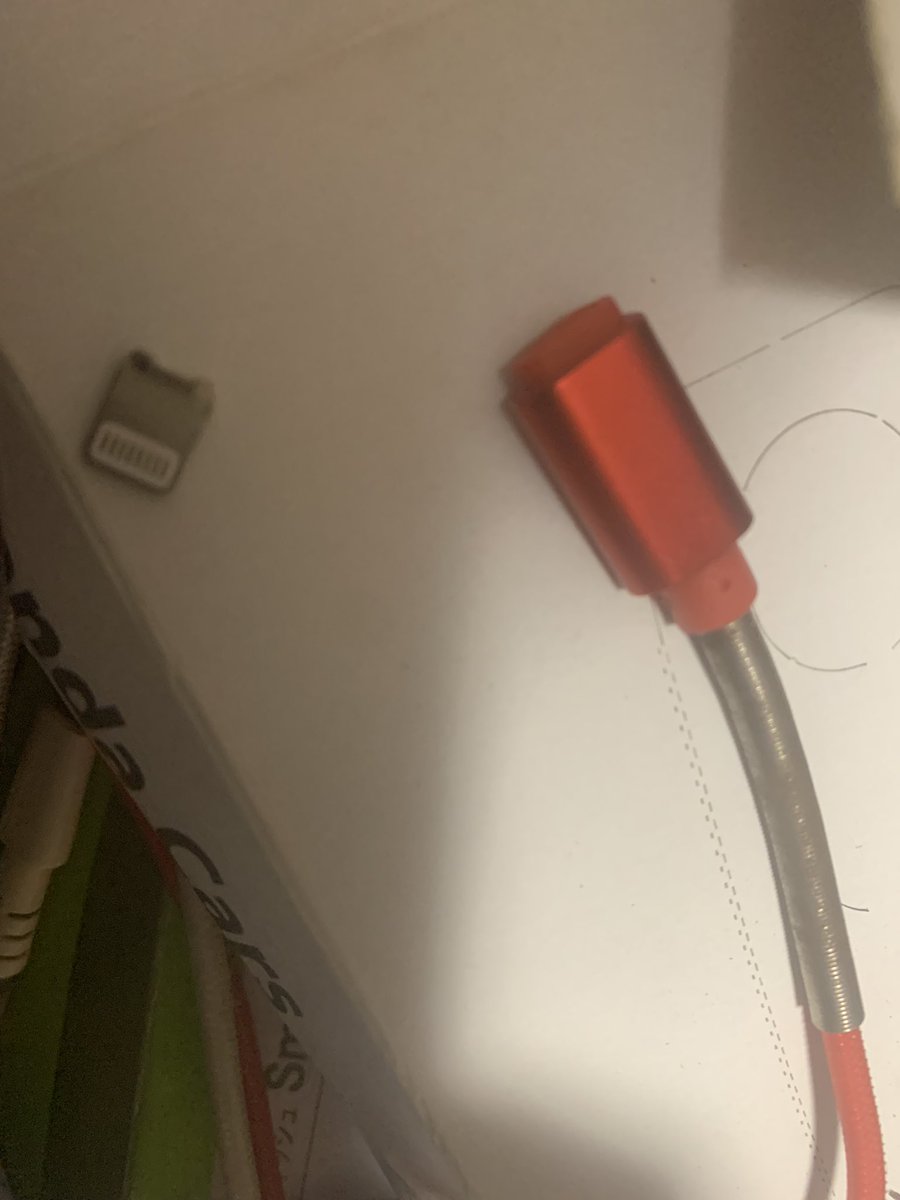 ponimoe's tweet image. あきばぉー製買って１ヶ月で折れる。
＃ライトニングケーブル