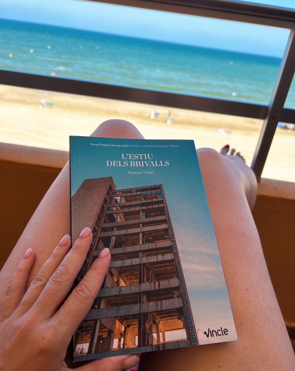 Dolors_Gimeno's tweet image. Llegir amb calma és precís, i això sols ho puc fer a l’estiu. Lectura que feia molt volia reprendre en silenci. Allà vaig amb ‘L’estiu dels brivalls”, de @FrancescViadel editat per @Vincle_Ed 📚 #LecturesdEstiu