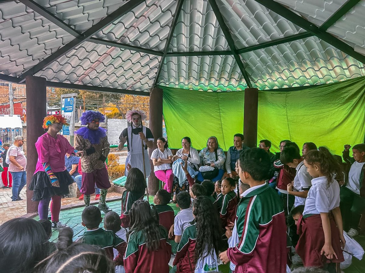 OscarRamosCal's tweet photo. ✨ Recuperamos, embellecimos, restauramos y entregamos a la comunidad del barrio Bosque Calderón, el kiosco 🛖 insignia del sendero de la 🏞️ quebrada Las Delicias con nuestros Procesos Comunitarios de Educación Ambiental #PROCEDAS y #PresupuestosParticipativos. https://t.co/aQR3eHFd3s