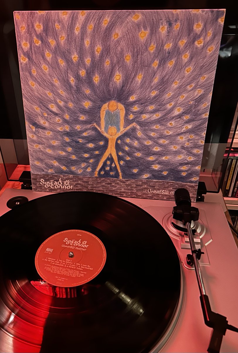 BootedGay71's tweet photo. #NowPlaying 
#SineadOConnor #UniversalMother 
🇬🇧 #Vinyl #LP 1994

3⃣ Singles
Thank You for Hearing Me
Fire On Babylon
Famine / All Apologies 

Peaked at No.19 on 🇬🇧 Album Chart 
#Masterpiece  
Along with Sinead's 1st 2⃣albums this piece of work had a profound affect on my life 🙌 https://t.co/QEpOILhY0T