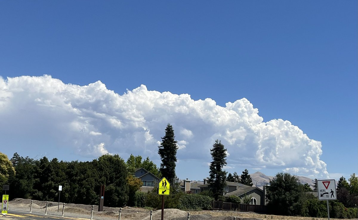 ca6440's tweet photo. @NWSBayArea Hwy 84 Fremont.  Almost looks like thunder heads in the Sierras. https://t.co/0KBLw9bDTa