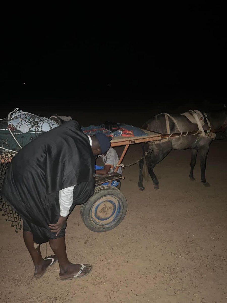 ibou_001's tweet photo. 📌🚨Merci à la République du Mali 🇲🇱 de m’avoir permis de séjourner sur son territoire. 

Chers compatriotes,

Face à un Etat qui a délibérément institutionnalisé la terreur, j’ai pris la décision infaillible de résister par tous les moyens. 
Face à une justice qui s’est transformée en bras armé du pouvoir tyrannique de Macky SALL, j’ai décidé de quitter le Sénégal. 

Devant l’immensité des responsabilités qui m’attendent dans cette lutte qui s’annonce dans la durée, j’ai pris l’option de ne pas me livrer à l’ennemi. 
Pour la pérennité des idéaux patriotiques qui nous unissent, je suis contraint à l’exil. 

Exil ? Oui. Exil ; loin de ma famille et de mes proches. Comme De Gaulle en juin 1940, chef de la France libre qui fit son appel à la résistance depuis Londre, 
A l’image de l’ayatollah Khomeini qui s’était exilé vers Nadjaf en Irak pendant 14 ans (1964- 1978), avant de rejoindre Paris en 1978 pour achever la révolution de 1979, 
A l’instar de nombreux résistants de l’histoire.

Et si j’ai opté pour l’exil avec son lot d’incertitudes et de conséquences, c’est parce que je considère qu’aucun sacrifice ne sera de trop pour la survie de notre projet politique. 

De là où je suis présentement, avec plus de force, d’intensité et de liberté, je poursuivrai la lutte jusqu’à la fin de ce SYSTÈME MAFIEUX qui suce la sang du PEUPLE SÉNÉGALAIS.  

La RÉSISTANCE CONSTITUTIONNELLE CONTINUE !

Par Maître Ngagne Demba TOURE, 
Réfugié politique sénégalais, 
Coordonnateur national de la Jeunesse Patriotique Sénégalaise- JPS

PS : Photos prises sur le chemin de l’exil terrestre de 4 jours