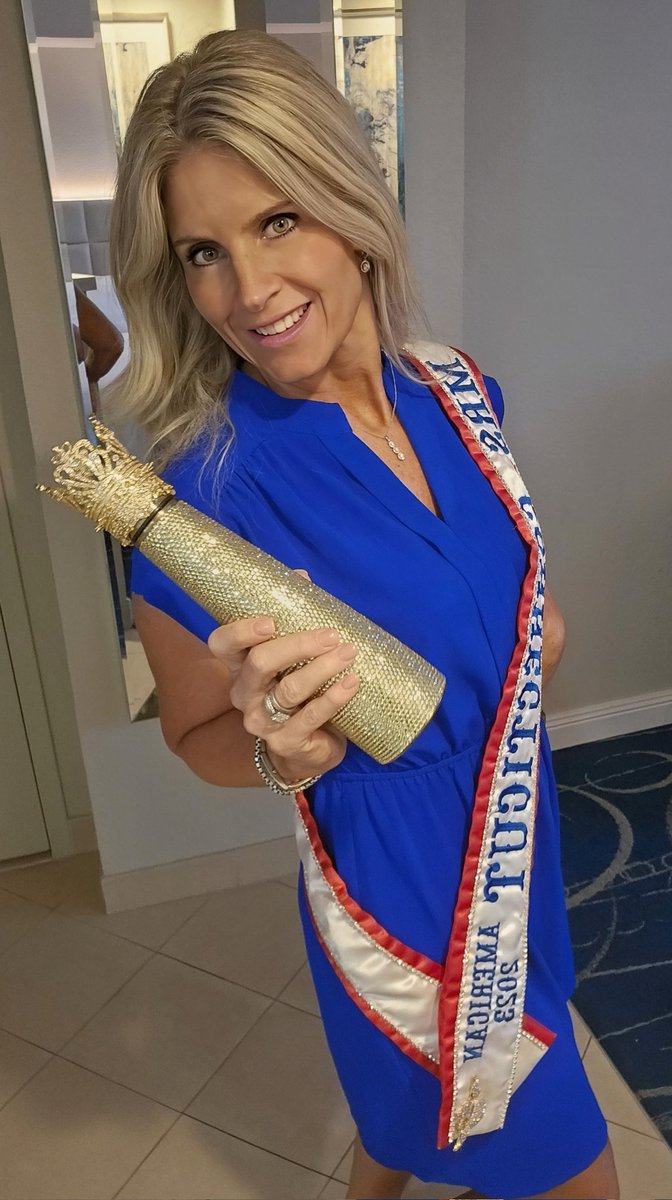 LGinoni's tweet photo. Best water bottle ever from one of my clients!!!!
.
#gettingitdone #westgatelasvegas #mrspageantry #mrsamericapageant #mrsamericanpresents #mrsamericanofficial #victoriasvoicefoundation #ctfitnesspros https://t.co/oP2GAemfoe