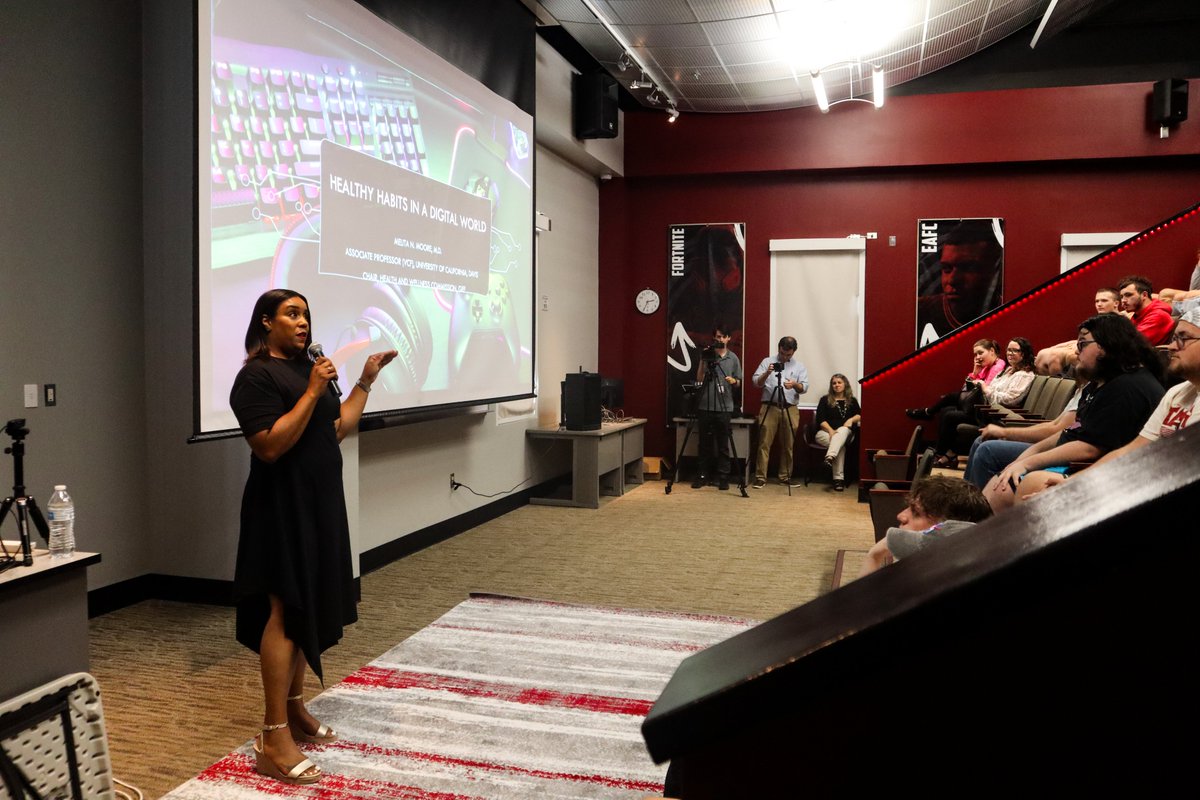 EsportsConcord's tweet photo. Concord Esports had the great pleasure of welcoming Dr. Melita Moore and Dr. Clif Moore to Concord University today! Dr. Melita Moore spoke to our Intro to Esports class and to campus about her pathway to Esports and healthy habits in a digital world. It was an honor to (1/2) https://t.co/QpTJL7xfgI