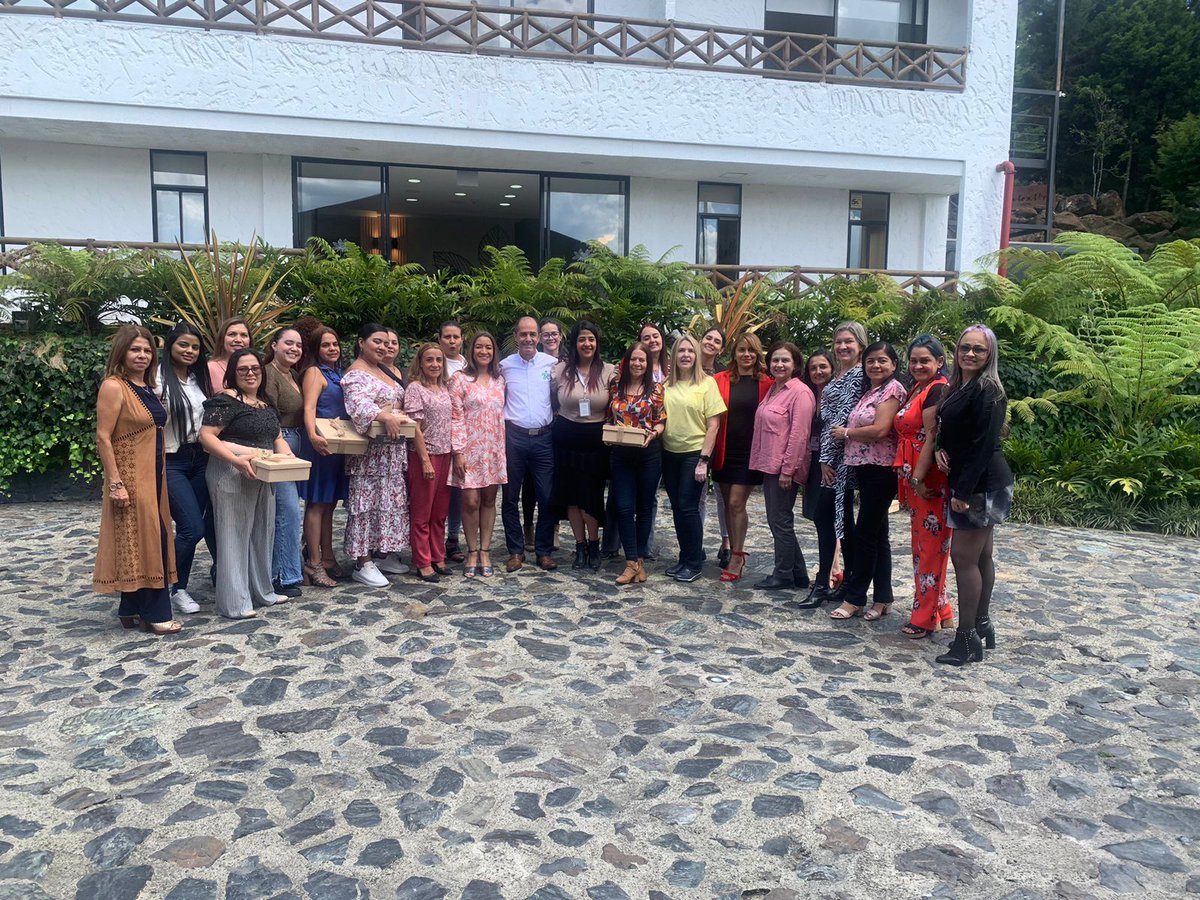 johnalbeirogir's tweet photo. El día de hoy, reconocimos y festejamos por su excelente labor, a las secretarias y los conductores de @SENA_Antioquia. Sus apoyos para el desarrollo de nuestras labores cotidianas son de suma importancia para lograr los objetivos propuestos. A ellas y ellos… ¡Gracias! https://t.co/qGZDinc9Pd