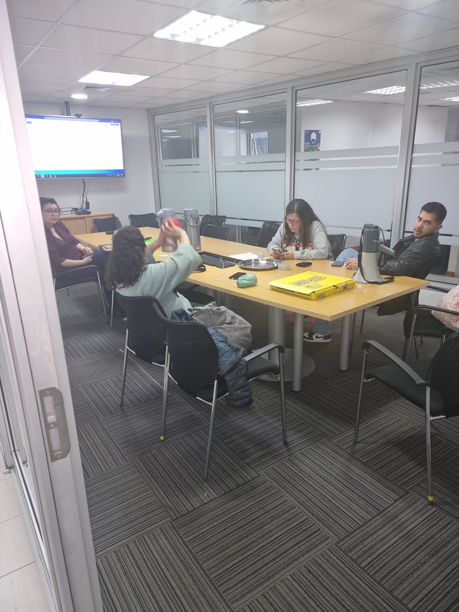 anffos's tweet photo. Ante desidia y desinterés de ministra @javieratoroc por destrabar conflicto en Fosis...trabajadores/as mantienen ocupación indefinida de oficina de la Dirección Ejecutiva de Fosis @anefchile @claud https://t.co/wW1DH76DA1
