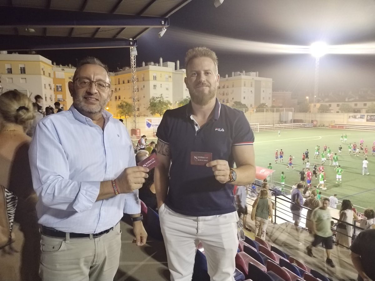 jaalcocerdh's tweet photo. Asisto junto a nuestro portavoz del Grupo Municipal VOX en el Ayuntamiento de Dos Hermanas @TrashorrasVOX al encuentro de preparación de pretemporada, entre el Dos Hermanas C.F. 1971 y el Real Betis C, dos abonos más para apoyar a los clubes deportivos nazarenos. 

¡Vamos! https://t.co/tbka8K3AjK