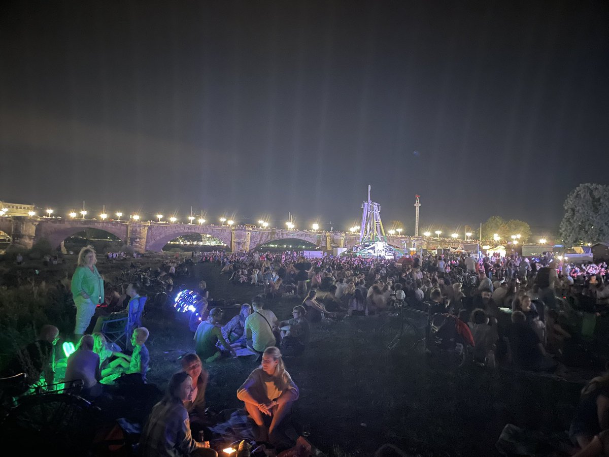 CallMeAnnie's tweet image. Who needs concert tickets when you can casually hang out with THIS many people outside of the venue for free??? #PeterFox #PeterFoxDresden