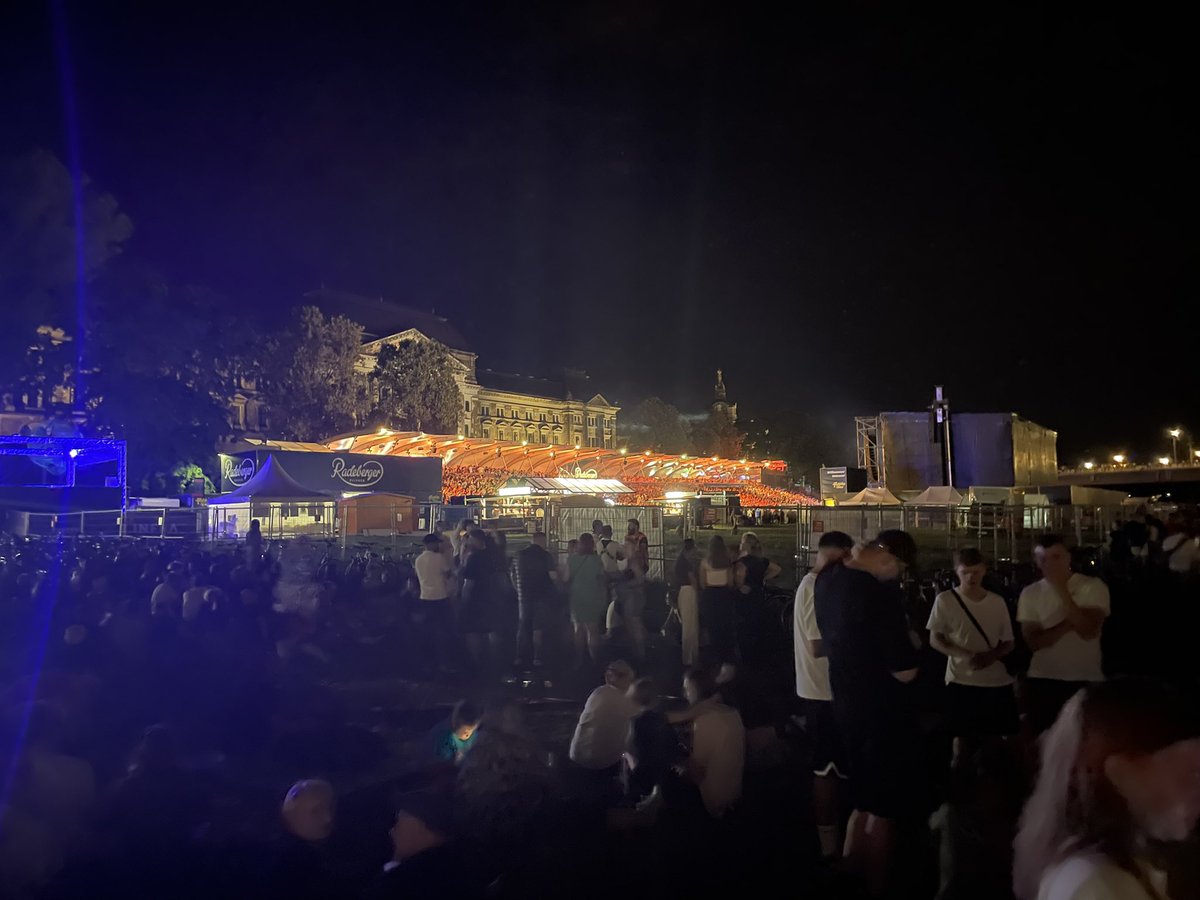 CallMeAnnie's tweet image. Who needs concert tickets when you can casually hang out with THIS many people outside of the venue for free??? #PeterFox #PeterFoxDresden