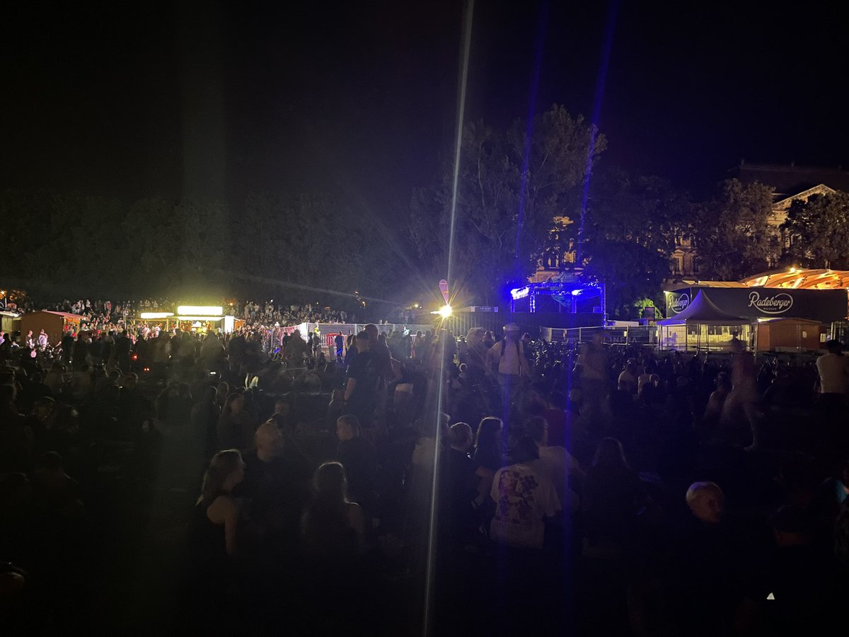 CallMeAnnie's tweet image. Who needs concert tickets when you can casually hang out with THIS many people outside of the venue for free??? #PeterFox #PeterFoxDresden