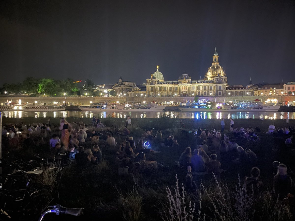CallMeAnnie's tweet image. Who needs concert tickets when you can casually hang out with THIS many people outside of the venue for free??? #PeterFox #PeterFoxDresden