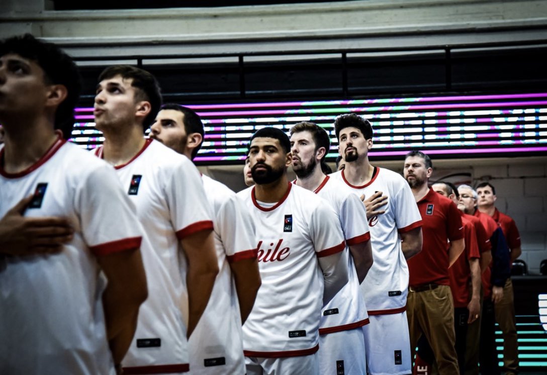 TeamChile_COCH's tweet photo. ¡SEMIFINALISTAS INVICTOS! 🔥🔥🔥

El Team Chile 🇨🇱 de Básquetbol 🏀 avanzó a las semifinales del preclasificatorio olímpico americano de Santiago del Estero 🇦🇷, luego de batir a Colombia 🇨🇴 (77-65) y sumar su tercer triunfo en línea.

Los dirigidos por Manuel Córdoba se adjudicaron el grupo B y de no mediar una sorpresa mayúscula, enfrentarán al dueño de casa 🇦🇷 por un cupo en la final.

El partido será este sábado a las 17:10 (hora 🇨🇱).

#VamosTeamChile 🇨🇱