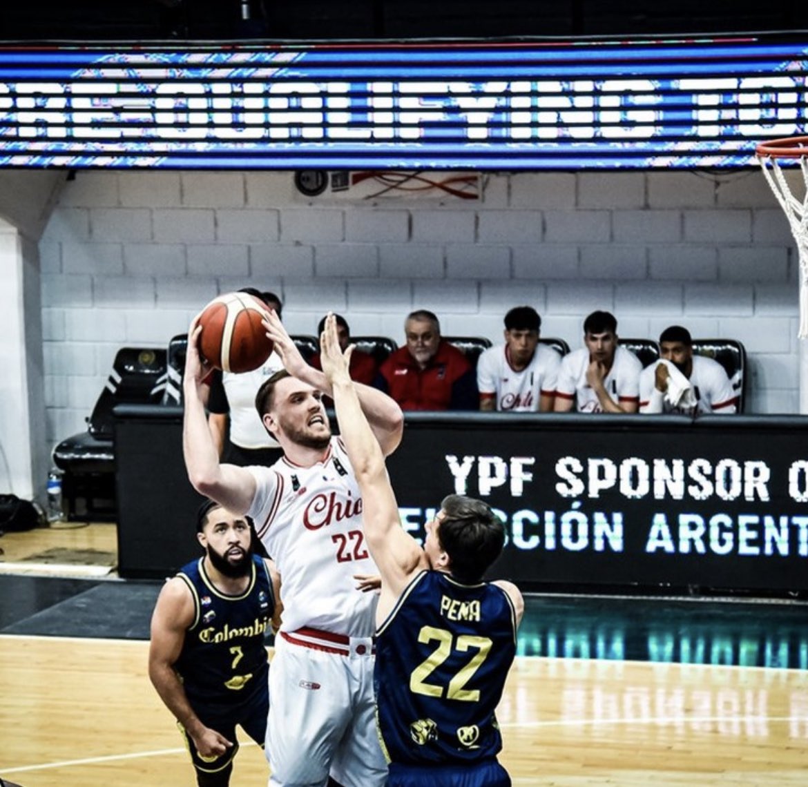 TeamChile_COCH's tweet photo. ¡SEMIFINALISTAS INVICTOS! 🔥🔥🔥

El Team Chile 🇨🇱 de Básquetbol 🏀 avanzó a las semifinales del preclasificatorio olímpico americano de Santiago del Estero 🇦🇷, luego de batir a Colombia 🇨🇴 (77-65) y sumar su tercer triunfo en línea.

Los dirigidos por Manuel Córdoba se adjudicaron el grupo B y de no mediar una sorpresa mayúscula, enfrentarán al dueño de casa 🇦🇷 por un cupo en la final.

El partido será este sábado a las 17:10 (hora 🇨🇱).

#VamosTeamChile 🇨🇱