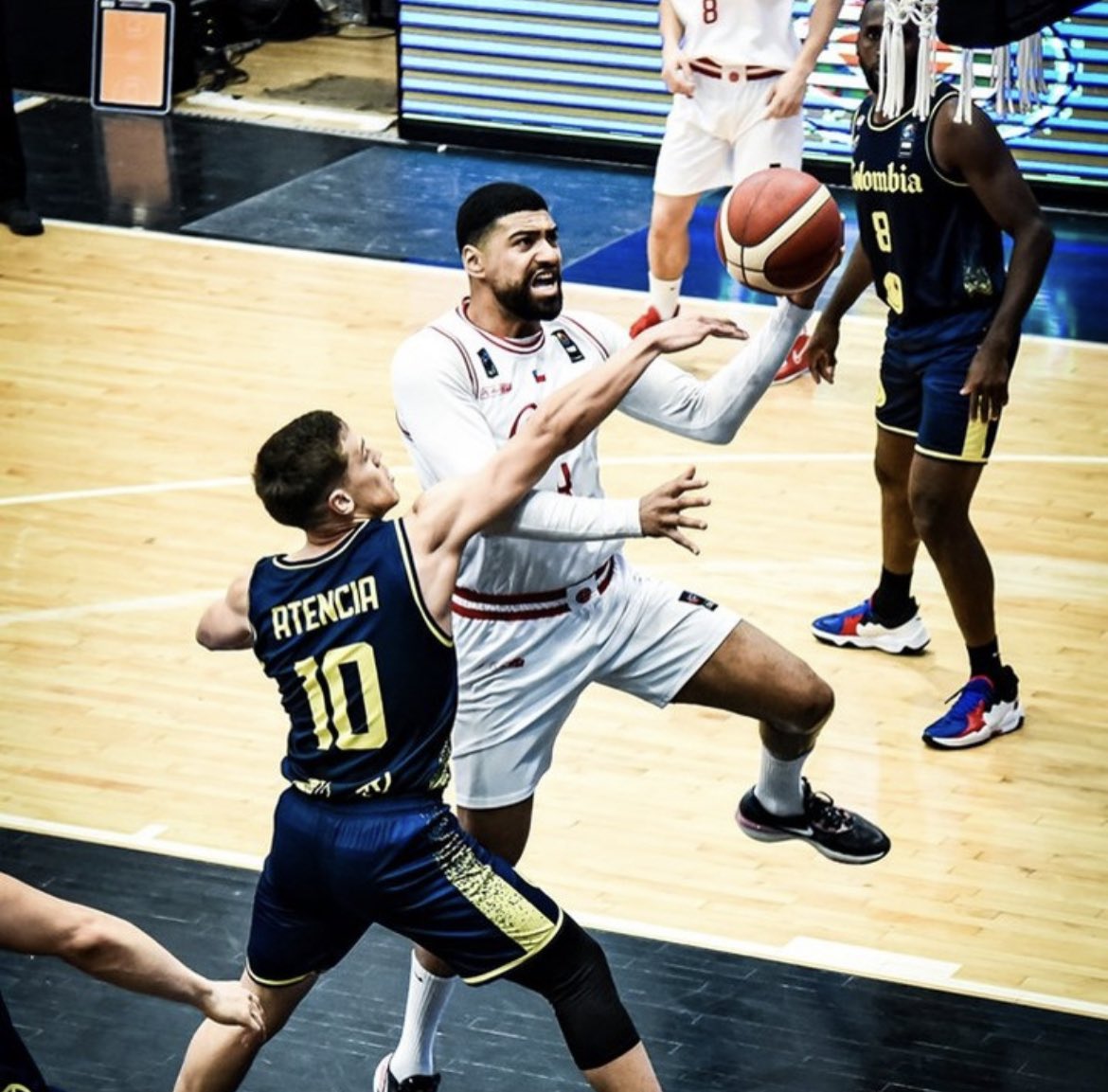 TeamChile_COCH's tweet photo. ¡SEMIFINALISTAS INVICTOS! 🔥🔥🔥

El Team Chile 🇨🇱 de Básquetbol 🏀 avanzó a las semifinales del preclasificatorio olímpico americano de Santiago del Estero 🇦🇷, luego de batir a Colombia 🇨🇴 (77-65) y sumar su tercer triunfo en línea.

Los dirigidos por Manuel Córdoba se adjudicaron el grupo B y de no mediar una sorpresa mayúscula, enfrentarán al dueño de casa 🇦🇷 por un cupo en la final.

El partido será este sábado a las 17:10 (hora 🇨🇱).

#VamosTeamChile 🇨🇱