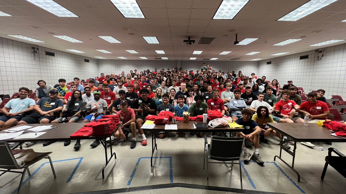 ULEngineering's tweet photo. Freshmen in our Engineering Living Learning Community and UNIV 100: Intro to Engineering Innovation connected this afternoon with their instructors and peers! @ULLafayette #cajunconnection #ulfirstyear #ragincajunengineering https://t.co/93EhN6hEBt