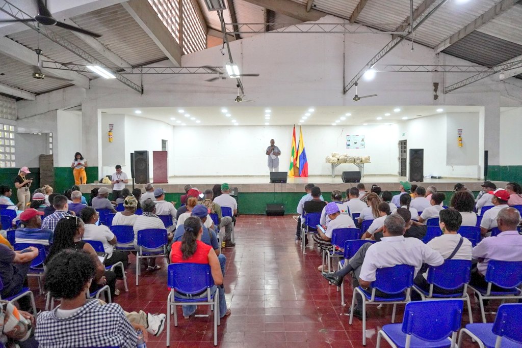 SandraOrtizN's tweet photo. Así vivimos el proceso de las mesas preparatorias al encuentro con el Sr. presidente @petrogustavo en el Diálogo social en Cartagena un espacio lleno de ideas, esperanza y determinación. Gracias a todos por sumar sus voces y contribuir a la construcción de un futuro mejor para nuestra región. ¡Los esperamos mañana para seguir avanzando juntos! 💬🤝 #DiálogoSocial #UnAñoDeCambio