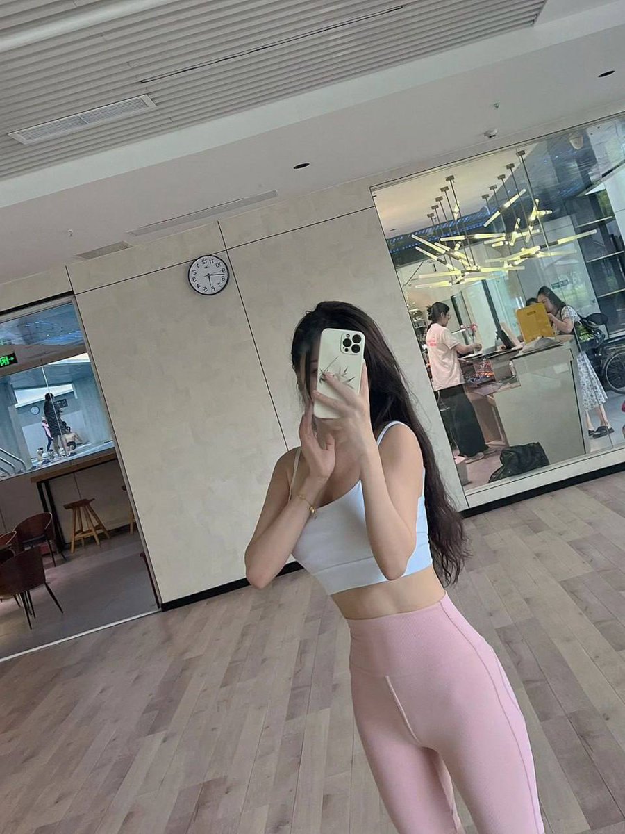 LinlinTomas68's tweet photo. "There is no quick way to achieve success in training. Only patience and dedication." 💪🏋️‍♂️ #グラビアアイドル #グラビア撮影 #followme #like #japan #selfie #ootd #instagood #sea #맞팔 #tagsforlikes #몸스타그램 #东京 #动漫 #discoverbretagne #bretagnet https://t.co/Nl5lrKjCNx