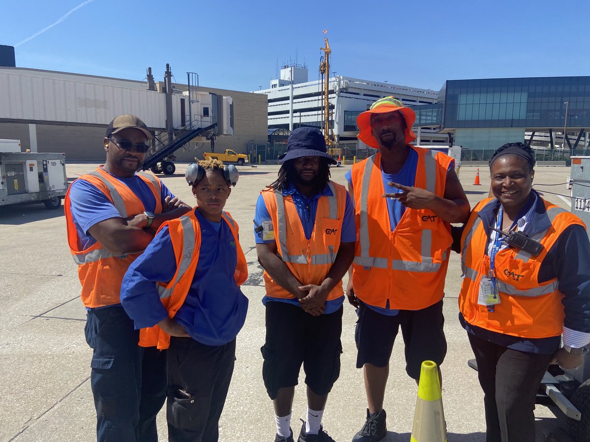 #United Consistency in OMA. This ramp team turned a A320 QT IN 32 minutes giving 14 minutes back! Awesome Job! ⁦@KevinSummerlin5⁩ ⁦@BsquaredUA⁩ @jcromeo77 @loraloo23 ⁦@deck_68⁩ ⁦@MorganDon72⁩ @#GoodLeadstheway @WeAreUnited ⁦@billwatts_11⁩