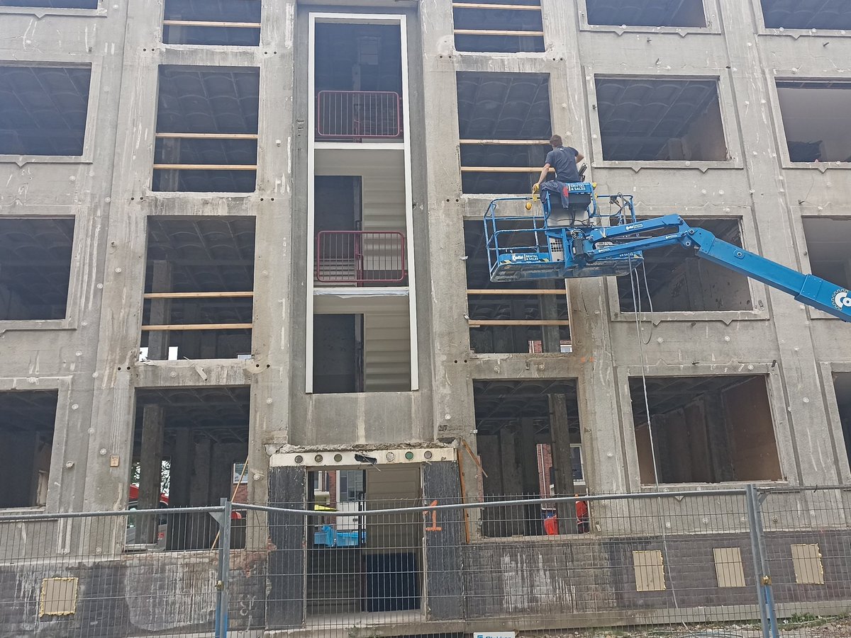 timmietovenaar's tweet photo. De transformatie van de Welschen II blokken in Overschie vordert gestaag. De blokken aan de Van Adrichemweg [ 📸 4 ook, uit 1950 net voor oplevering] zijn nu aan de beurt. 

In 2022 werd 't complex van @Woonstad 2e bij de publieksprijs van de Rotterdam Architectuurprijs #RAP010 https://t.co/21VxNJOOIf