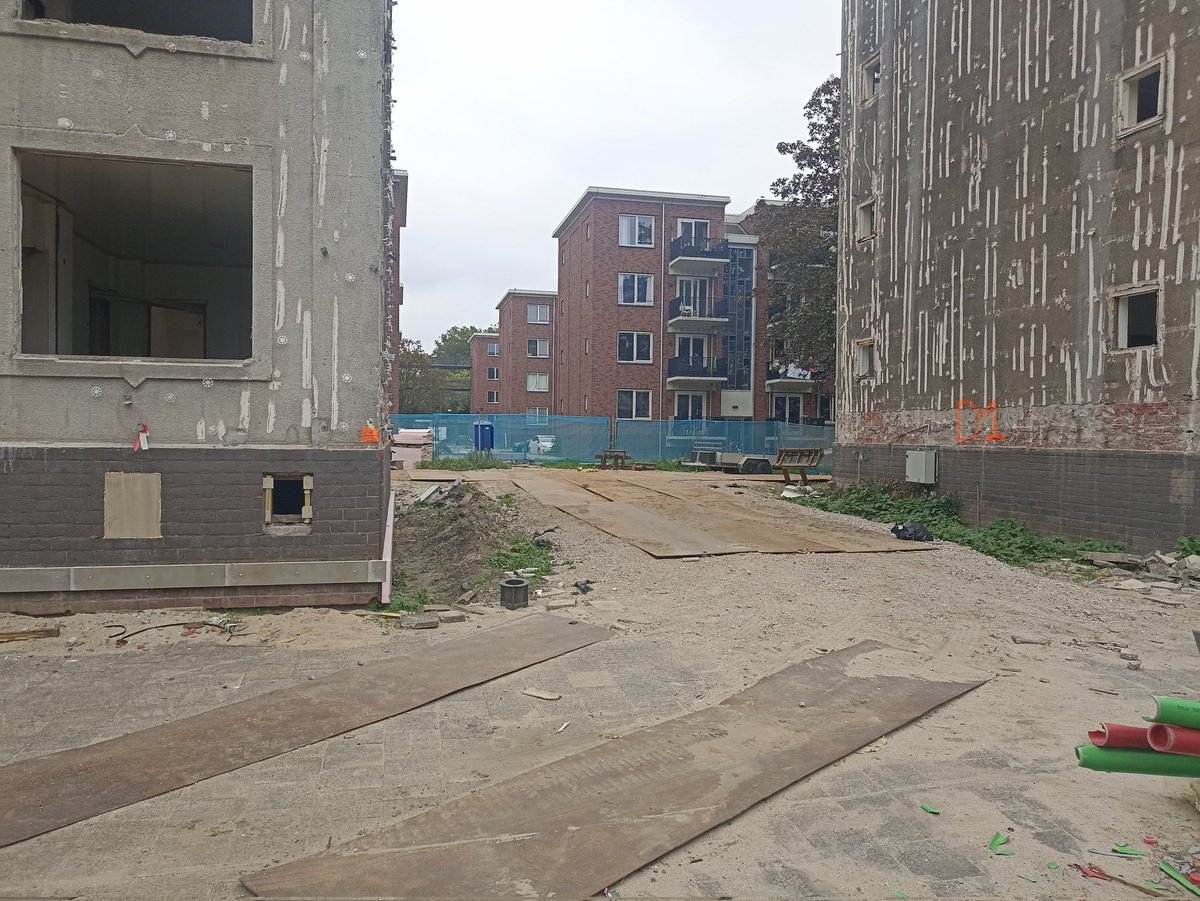 timmietovenaar's tweet photo. De transformatie van de Welschen II blokken in Overschie vordert gestaag. De blokken aan de Van Adrichemweg [ 📸 4 ook, uit 1950 net voor oplevering] zijn nu aan de beurt. 

In 2022 werd 't complex van @Woonstad 2e bij de publieksprijs van de Rotterdam Architectuurprijs #RAP010 https://t.co/21VxNJOOIf