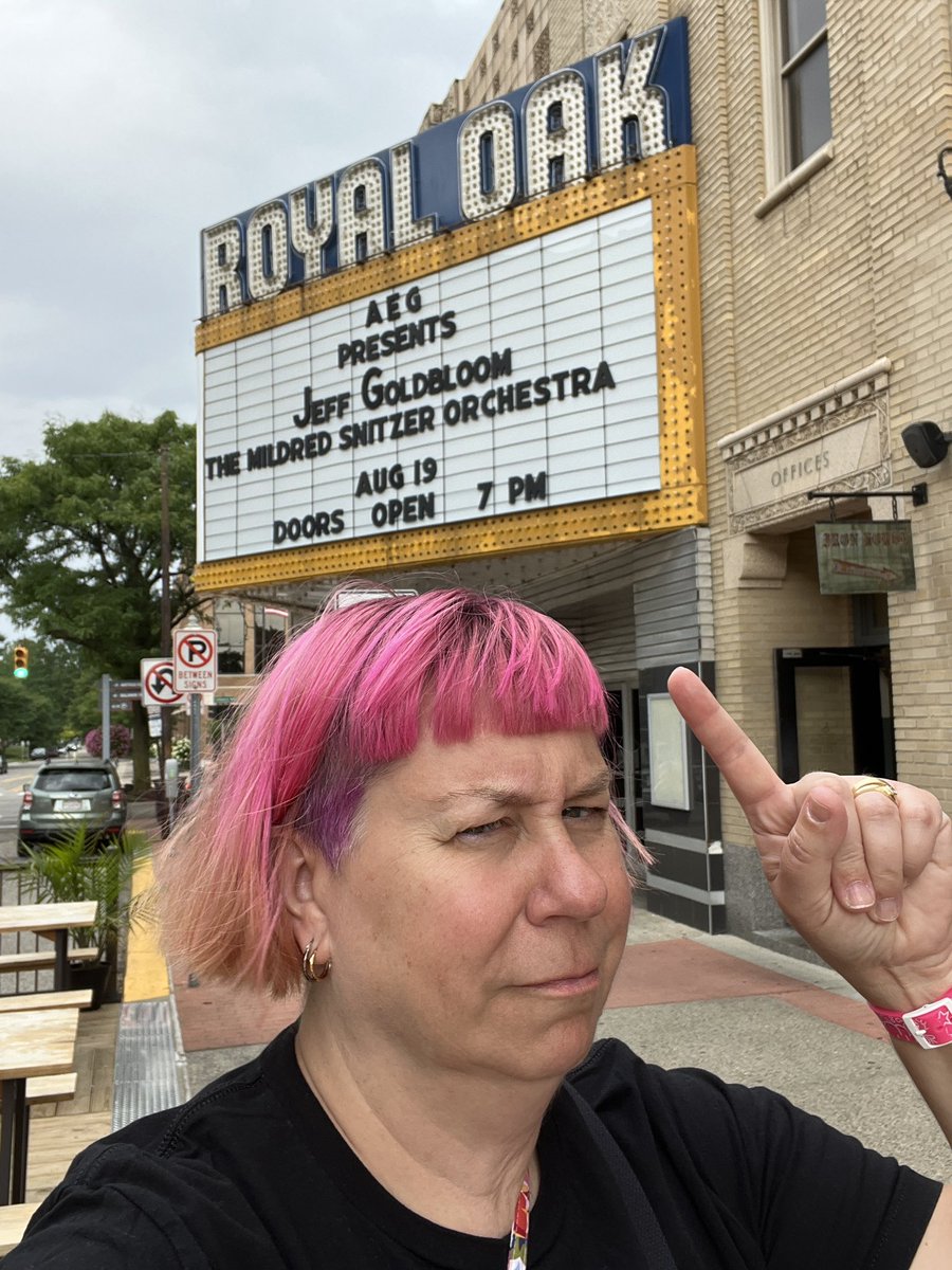 Bloomchen_'s tweet image. As someone with a similar name, we noticed this right away…but how could it be right on one side but not the other?