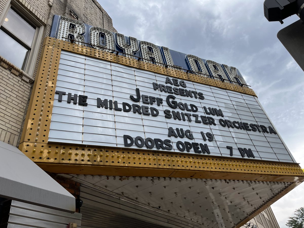 Bloomchen_'s tweet image. As someone with a similar name, we noticed this right away…but how could it be right on one side but not the other?