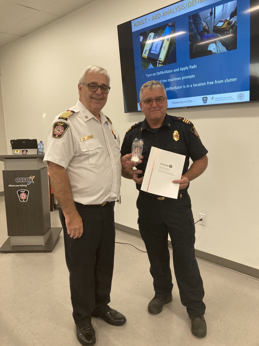 EssexON_Fire's tweet image. Congratulations 🎉 goes out to District Chief Lapain for his Provincial 25yr Long Service Medal 🏅. Pleasure to present to him last night along with Stn 2 crew.  Here’s to many more District Chief!🚒👏