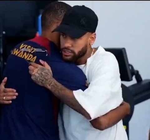 Vikingada_RM's tweet photo. Neymar se despide de Mbappé. 

Las caras, Juan, grábales las caras. https://t.co/3qS4che2jM