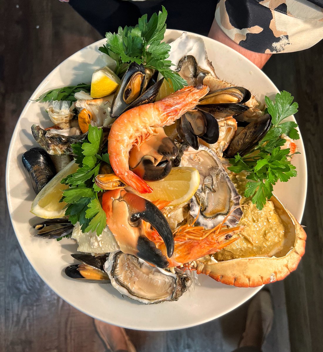 noahsbristol's tweet image. More super fresh crab coming in tomorrow for our classic fruits de mer…👀🦀🦐

#fruitsdemer #shellfishplate #fishfriday