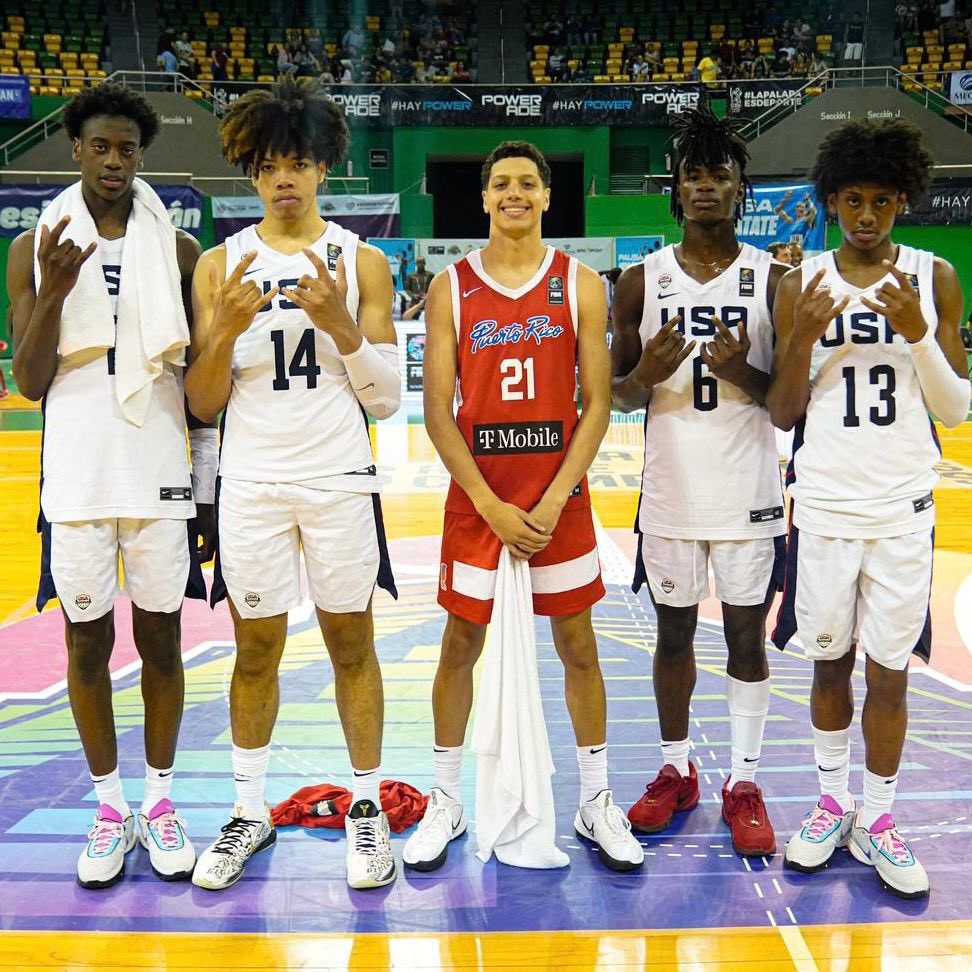🇵🇷🇺🇸.
.
Esta foto que se dió en el pasado FIBA U16 Americas Championship de aquí a varios años va a valer MUCHO más por el potencial sin limites que hay en estos jugadores de la clase 2026 y me refiero (izquierda a derecha):
.
AJ Dybantsa (F / 6’7 - 16 años) Considerado el MEJOR