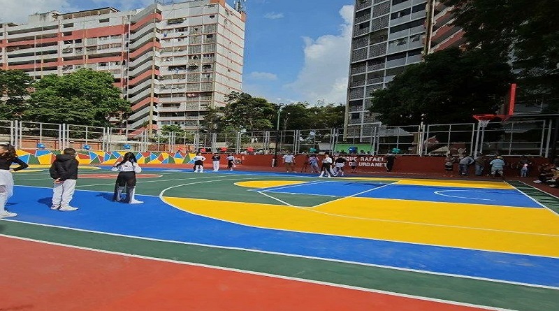 Reinauguran cancha deportiva en Lomas de Urdaneta de Caracas

#VenezuelaEcológica

vtv.gob.ve/reinauguran-ca…