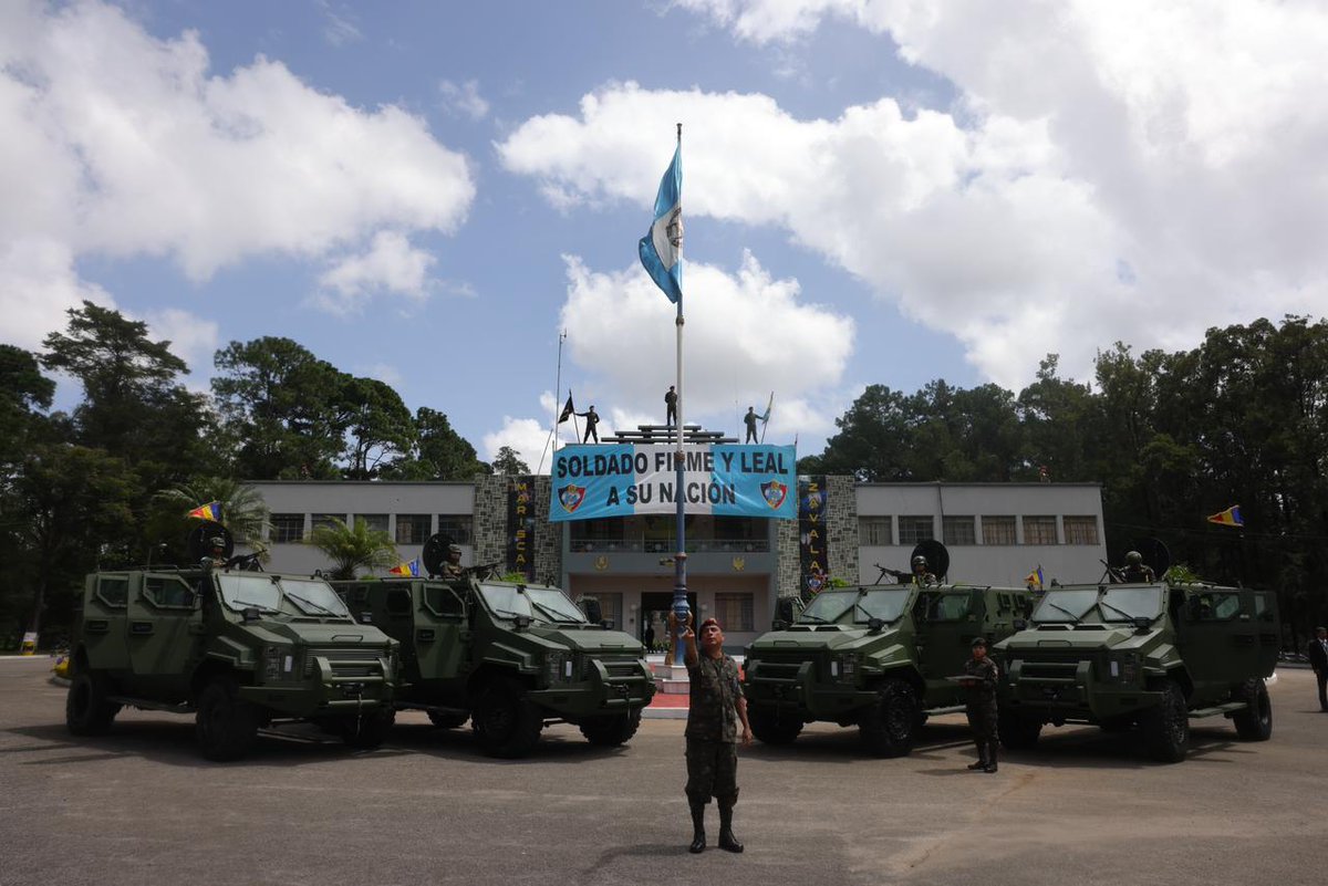 DiariodeCA's tweet photo. El presidente de la República @DrGiammattei hizo entrega de cuatro vehículos tácticos pesados al @Ejercito_GT. Los cuales están diseñados para cumplir misiones de seguridad y de combate en la lucha contra la delincuencia y el narcotráfico.

✍🏼@DcaSantizo
📸@DramirezDCA https://t.co/OoEeGcAu0E