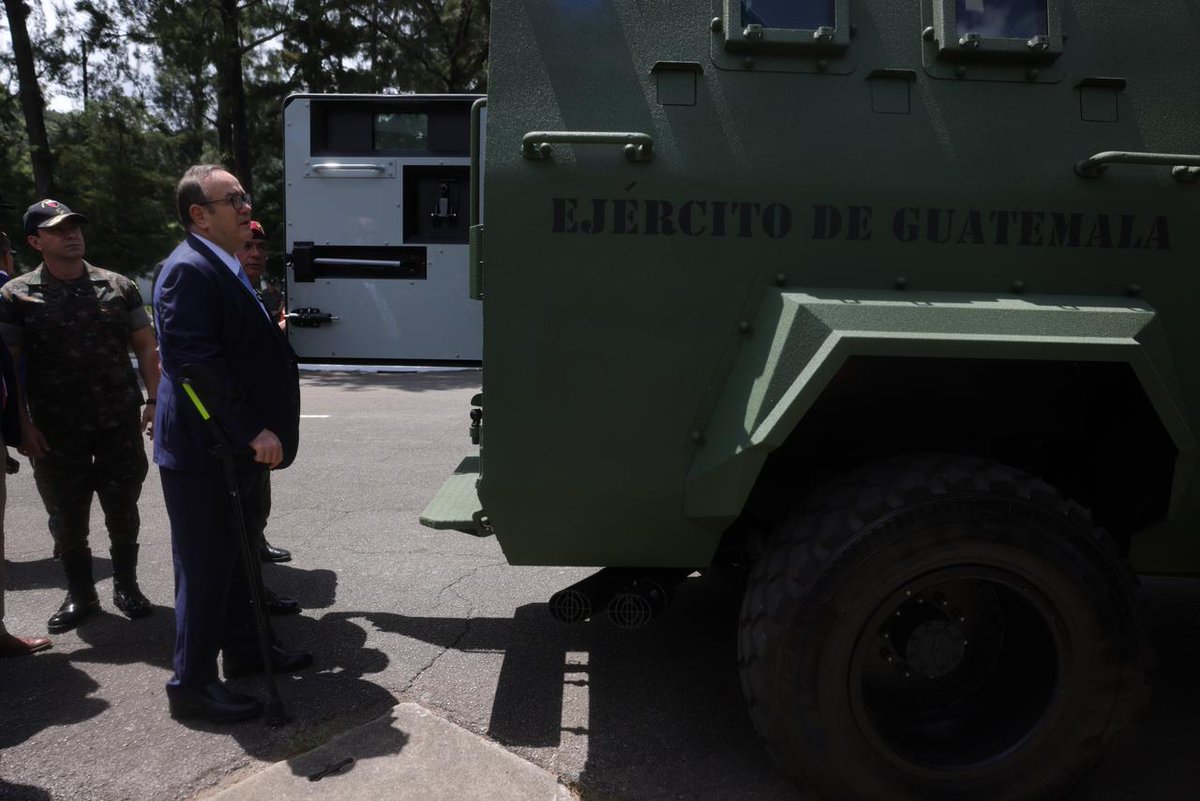 DiariodeCA's tweet photo. El presidente de la República @DrGiammattei hizo entrega de cuatro vehículos tácticos pesados al @Ejercito_GT. Los cuales están diseñados para cumplir misiones de seguridad y de combate en la lucha contra la delincuencia y el narcotráfico.

✍🏼@DcaSantizo
📸@DramirezDCA https://t.co/OoEeGcAu0E