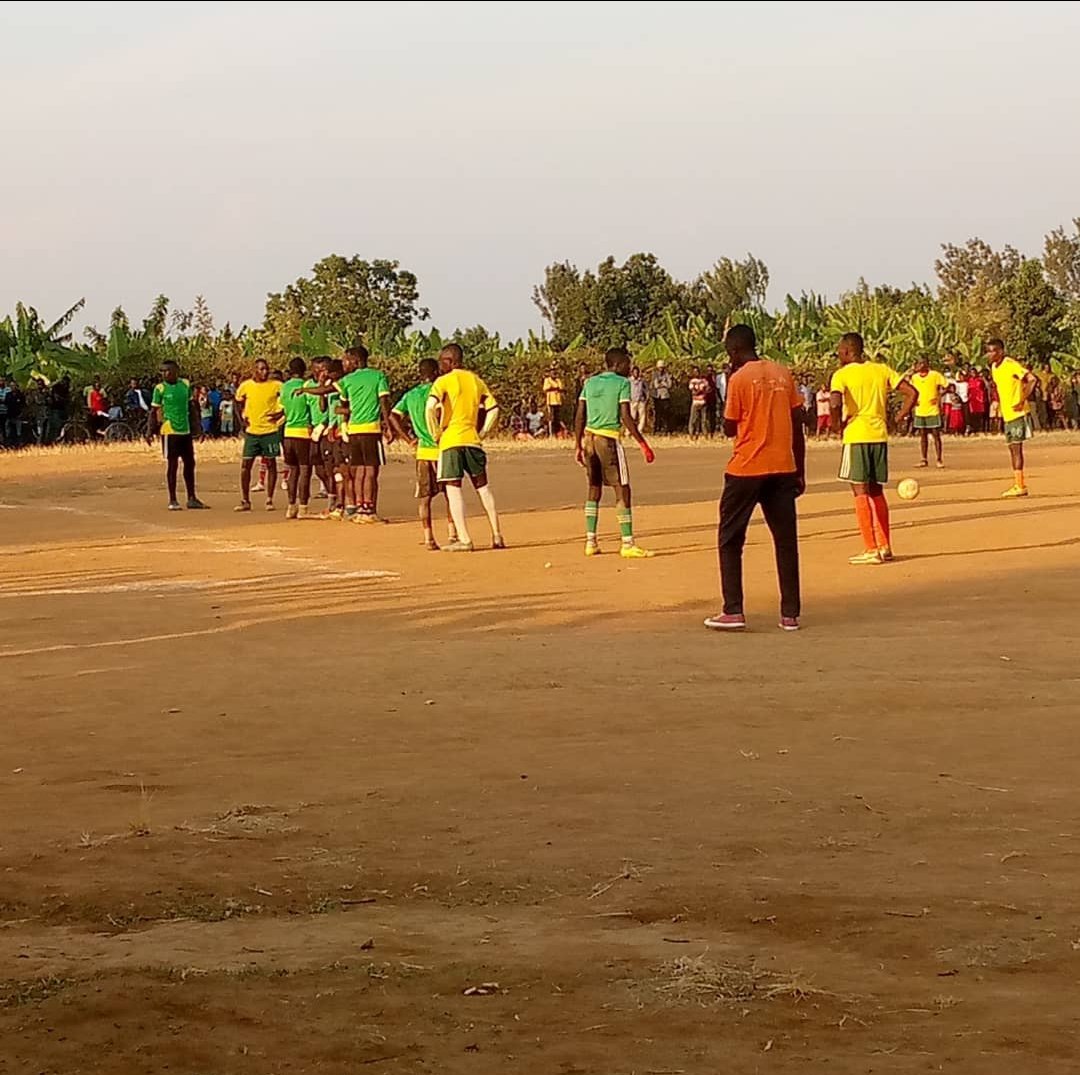 NgerukaBugesera's tweet photo. Abasore b'Akagari ka Nyakayenzi na Gihembe @NgerukaBugesera bisobanuye muri Ruhango (1-0), muri gahunda #Intere mu biruko, @MiniYouthRwanda.Bishimiye iyi gahunda. Imikino irakomeje kandi ni umwanya wo guhugura urubyiruko muri gahunda zitandukanye. @BugeseraDistr @RwandaEast https://t.co/WVfEXRyRYK