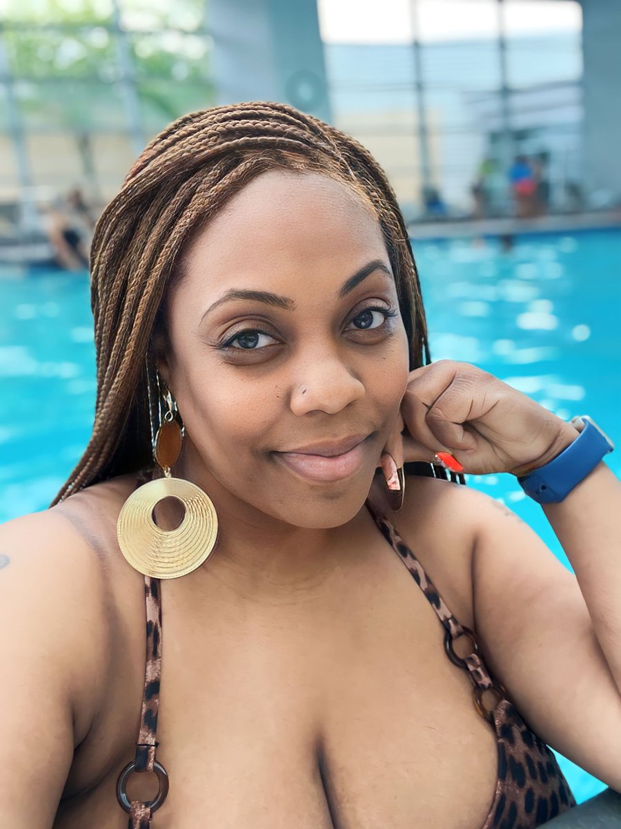 SheKnowsSports's tweet photo. Poolside #BdayBehavior https://t.co/3E3aNZO37i