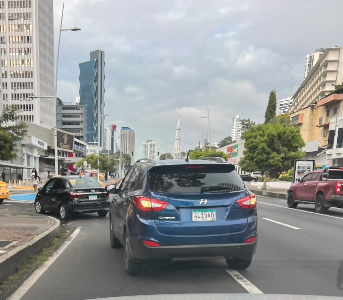 frobinsonpty's tweet photo. Robos express están de moda, ande sin efectivo en la calle,  no este con celulares visibles, sí es incómodo no tener derecho a ser libre, pero es la forma de evitar ser víctima de los delincuentes. https://t.co/8pPA2jjPpg