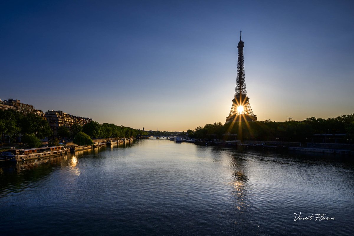 Le soleil se lève au travers de la Tour Eiffel / Sunrise through the Eiffel Tower, Paris #JeudiPhoto #MagnifiqueFrance