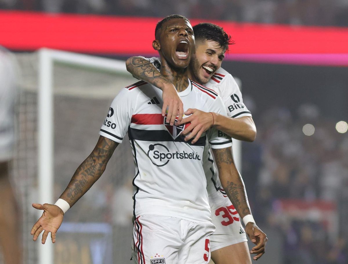SaoPauloFC's tweet photo. 😜 Mais um pouco da nossa classificação, vai!

#VamosSãoPaulo 🇾🇪

📸 Rubens Chiri e Nilton Fukuda / saopaulofc https://t.co/XIQ3iuHaKM