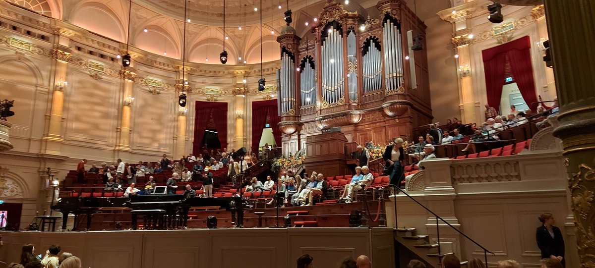 Het is weer een feest om het concertgebouw te zijn. En het mooiste moet nog komen: Canto Ostinato. Gespeeld op vier vleugels ...