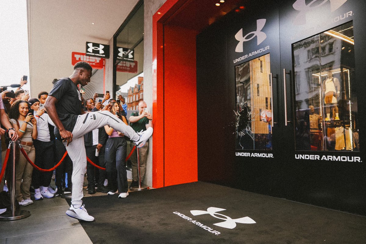 EddieNketiah9's tweet photo. Proud to join the sqUAd! Great day opening Under Armour’s new store on Oxford Street! #ProtectThisHouse @UnderArmour https://t.co/gwqqDcimY0