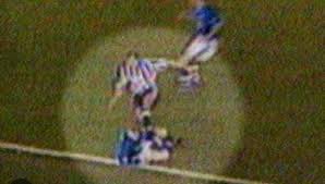pauliewalnuts86's tweet photo. @ProgressiveRug @Scienceofsport 25 years on. England captain smashes an opponent in the face. Not guilty, no ban. Free to play in 1st World Cup game. Nothing new under the sun. https://t.co/qMi8YbFun0