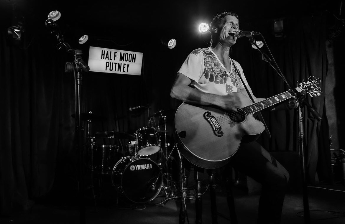 ArnoCarstens's tweet image. Great pics from my performance at @halfmoonputney in the UK by one of my favorite photographers, Gina Smith 

Thank you to everyone who was there.

#halfmoonputney #londonperformance #ArnoCarstens #photography