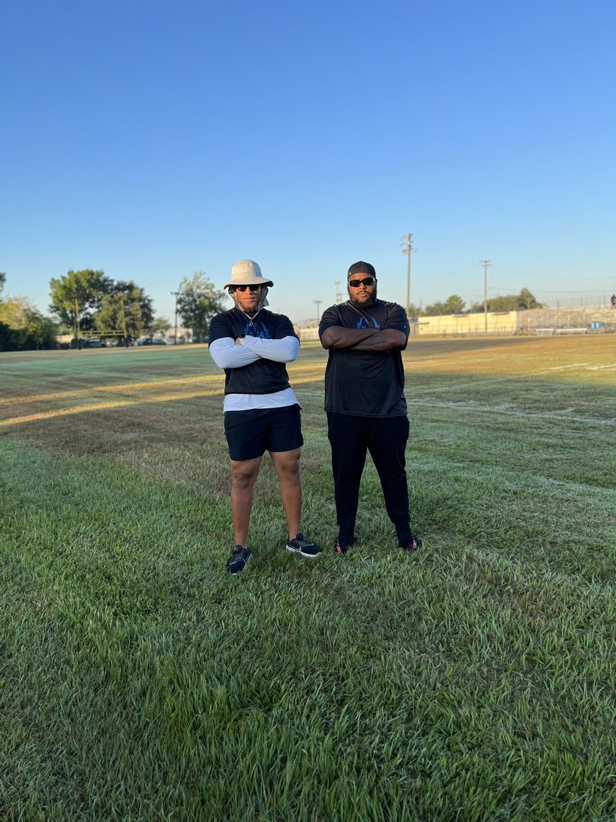 imthatguy1995's tweet photo. In them trenches 🏈🐺#LOBOUP 
@CoachBlakeClark https://t.co/HpDxnCZG85