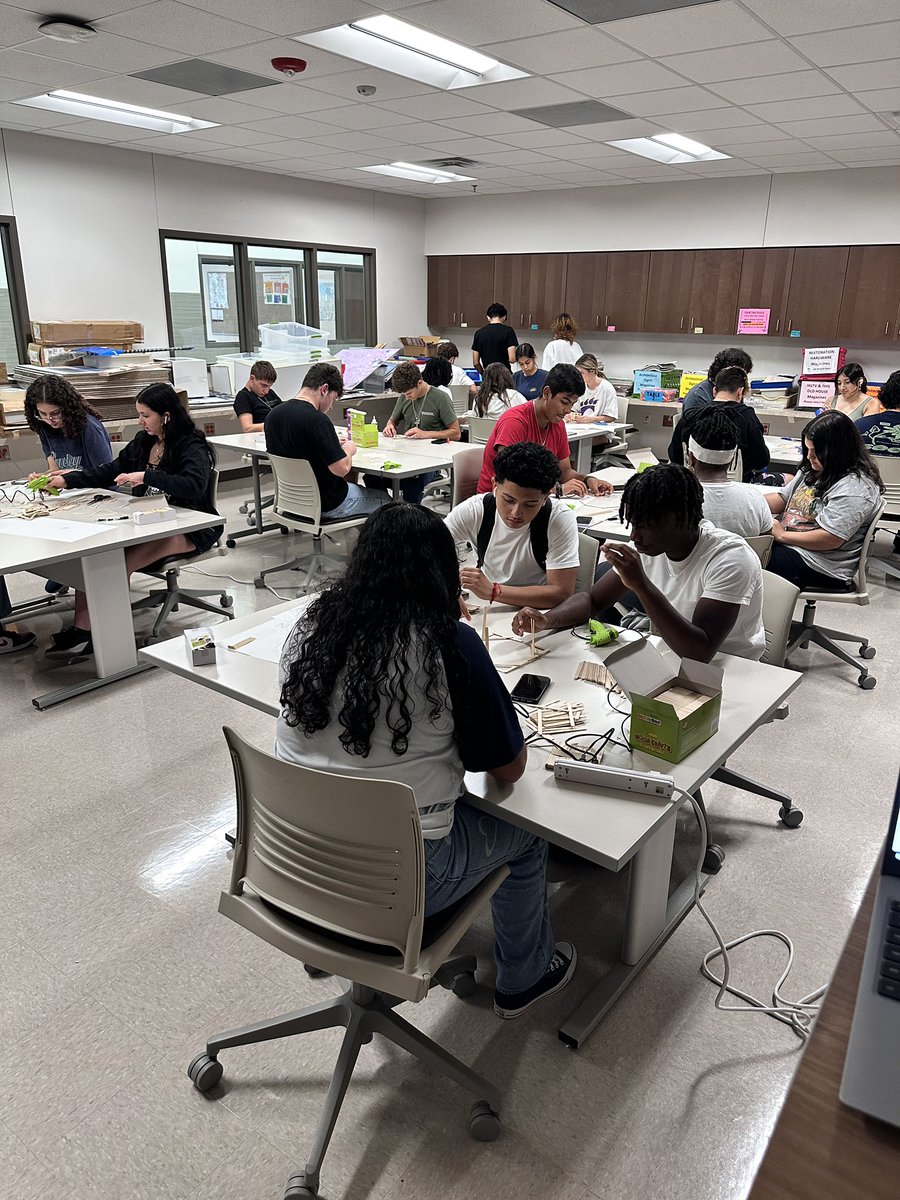 BCTEA_Design's tweet image. #ThrowbackThursday to the first and second days of school when advanced design students were having a friendly “skyscraper” popsicle stick building competition. #hebisd #BAID #bctea #architecture #interiordesign