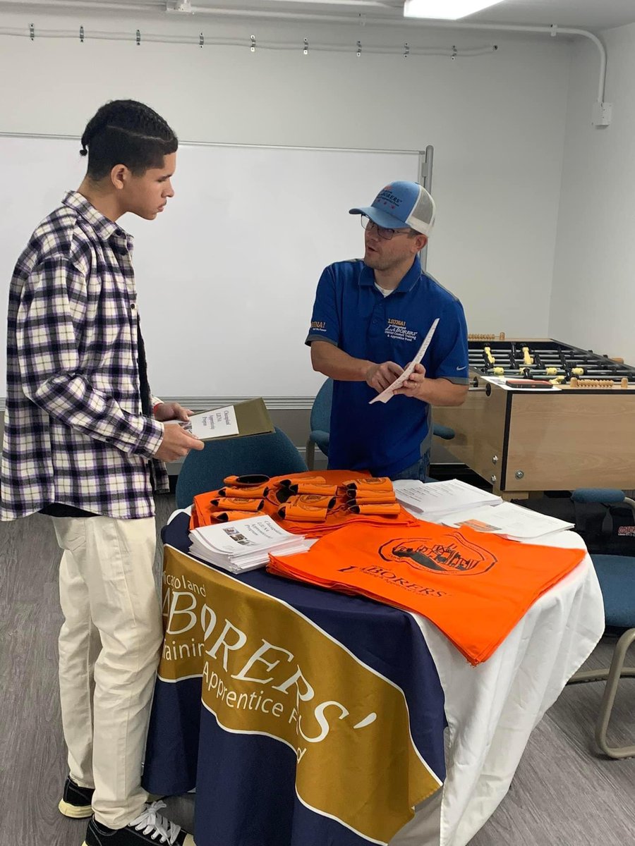 CiscoBuildUnion's tweet image. Early morning rains challenged vendors for the annual St. Paul Community Development Ministries Construction Conference &amp;amp; Expo, pushing the Expo indoors - but it didn’t stop paticipants from learning about Union apprenticeships. #ConstructionJob #Apprenticeship #BuildingTrades