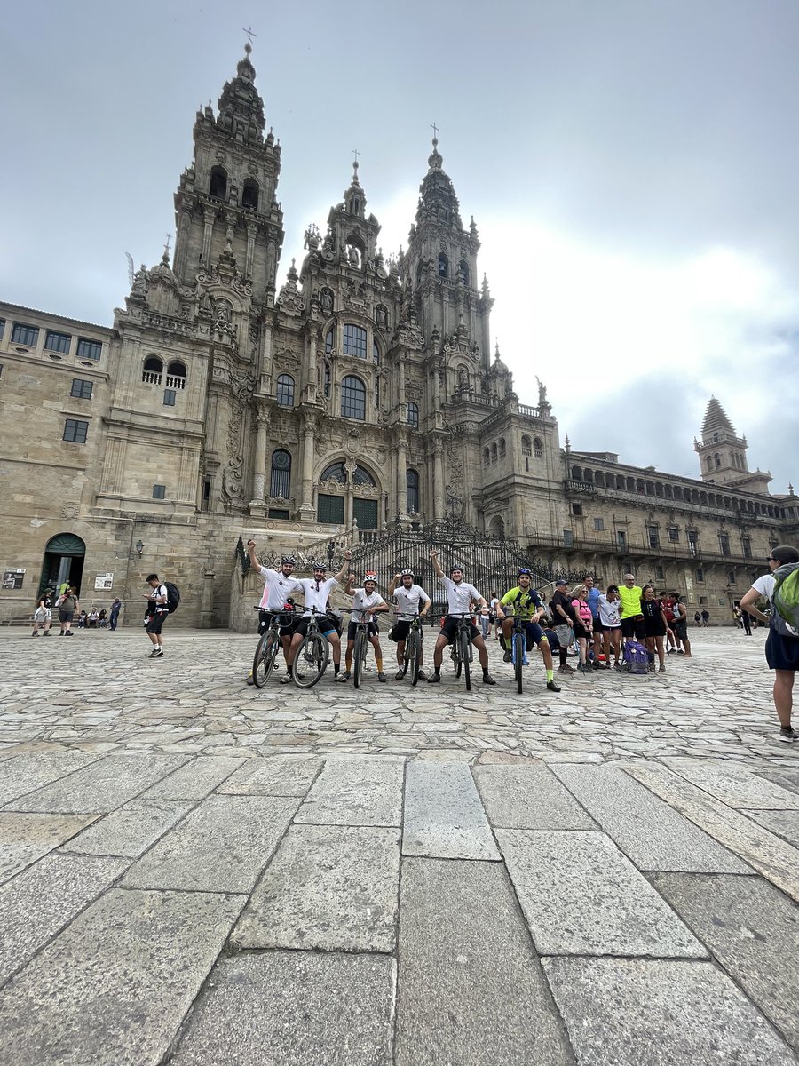 javiermuniesa11's tweet photo. Hoy, después de pedalear 623km,el CHIRINGUITO DE O CAMIÑO ha llegado a Santiago, siempre fieles @elchiringuitotv 🫶🏻 ⚽️ https://t.co/vvFmfO4s0s