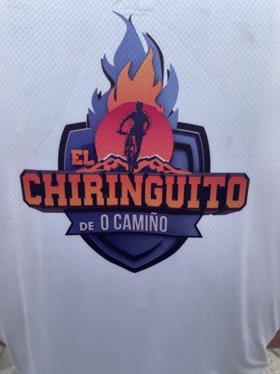 javiermuniesa11's tweet photo. Hoy, después de pedalear 623km,el CHIRINGUITO DE O CAMIÑO ha llegado a Santiago, siempre fieles @elchiringuitotv 🫶🏻 ⚽️ https://t.co/vvFmfO4s0s