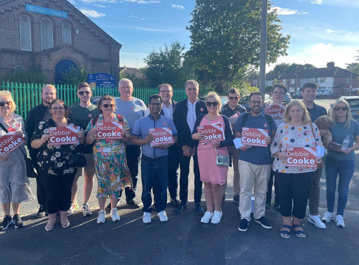 LiverpoolLabour's tweet photo. Another great turnout for @DebbieCookeFaz tonight with @MetroMayorSteve @DanCardenMP #LocalVoiceLocalChoice https://t.co/nIlmRioG6b