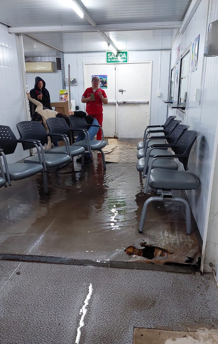 Se viene abajo el piso del Hospital de Quilmes. Está todo inundado.