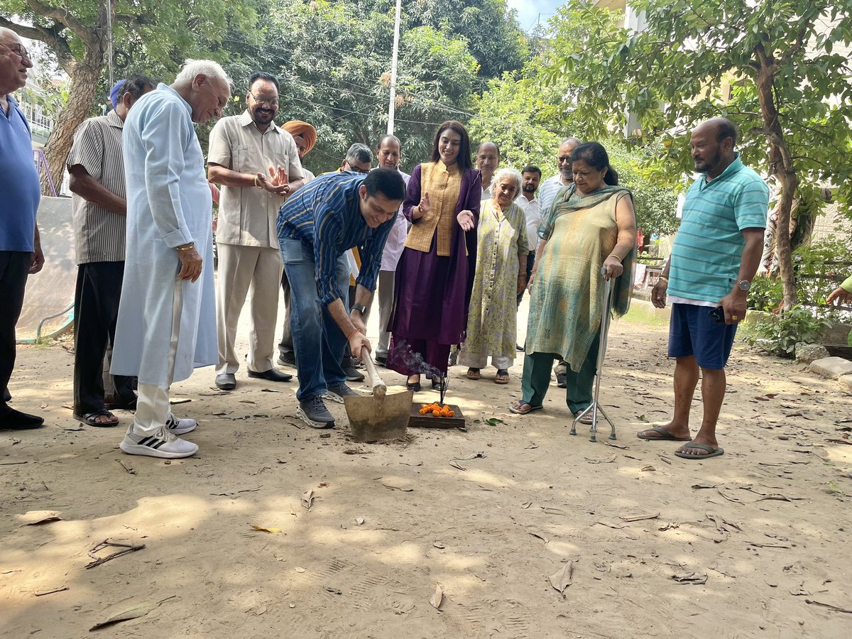 आज सेक्टर 40 C के ई.डब्यू.एस. मकानों की पार्कों में नये वॉकिंग ट्रैक्स बनाने के कार्य की शुरुआत की।
<a href="/MCChandigarh/">Municipal Corporation Chandigarh</a>